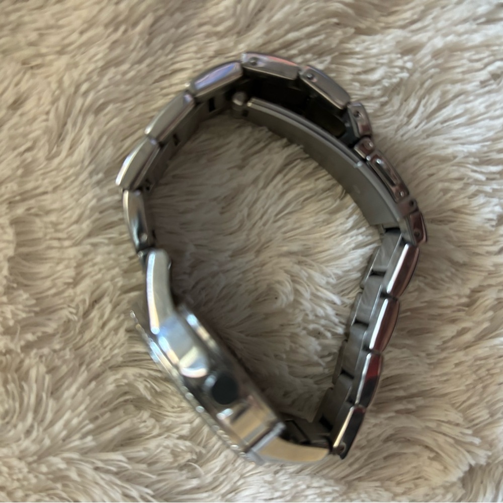 Women’s Fossil silver watch with crystal accents. - Picture 3 of 3